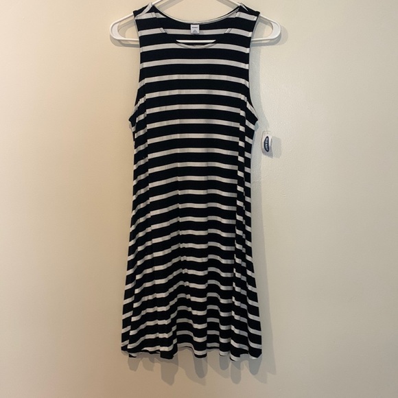 Old Navy Dresses & Skirts - Womens old navy black and white striped dress  size medium petite NWT